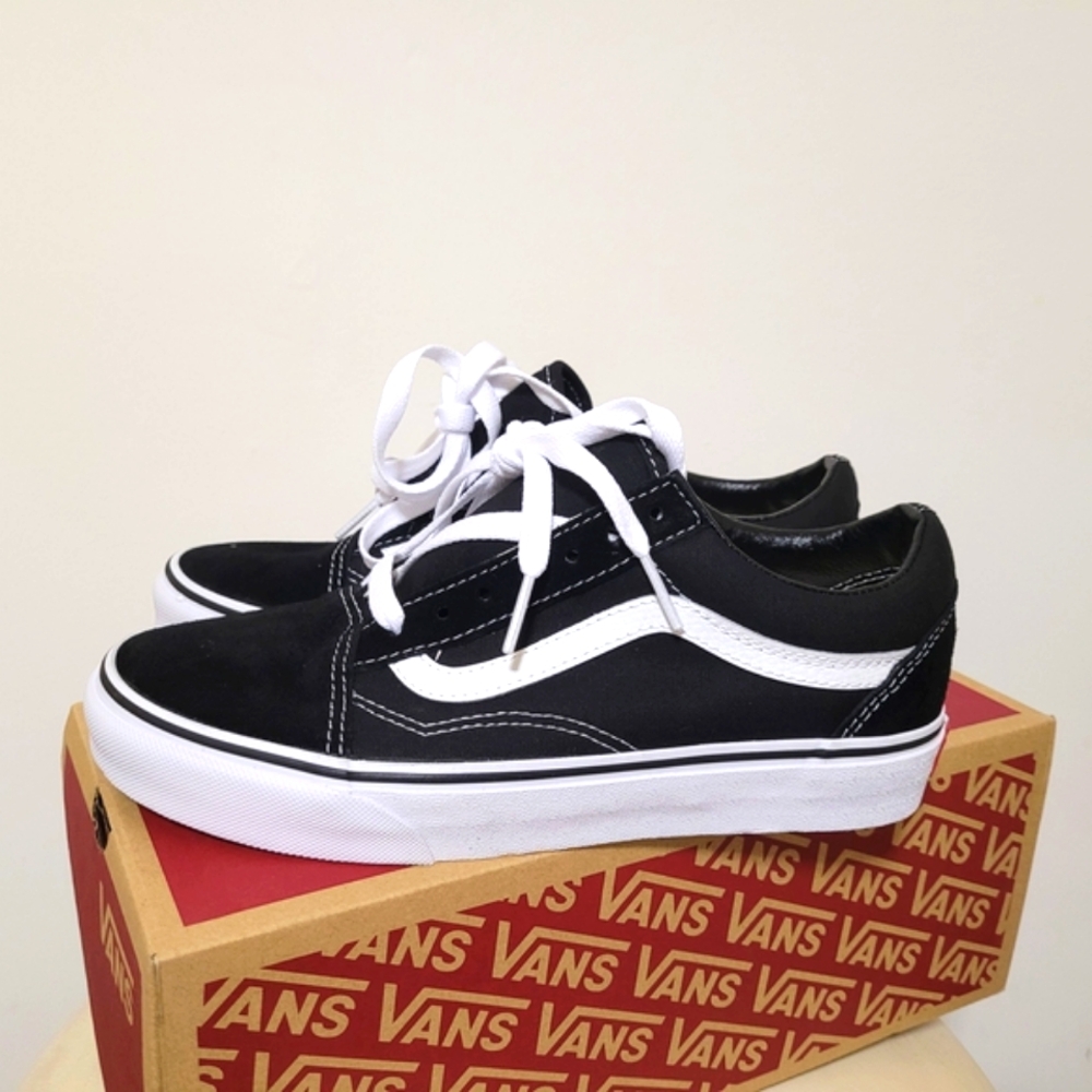New W's Vans Old Skool Black and White Shoes